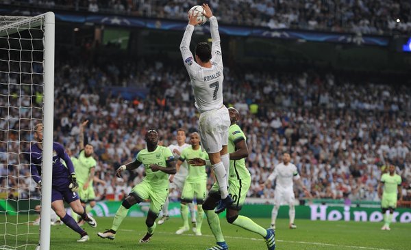 VIDEO: Ronaldo dùng tay ghi bàn như chơi bóng rổ