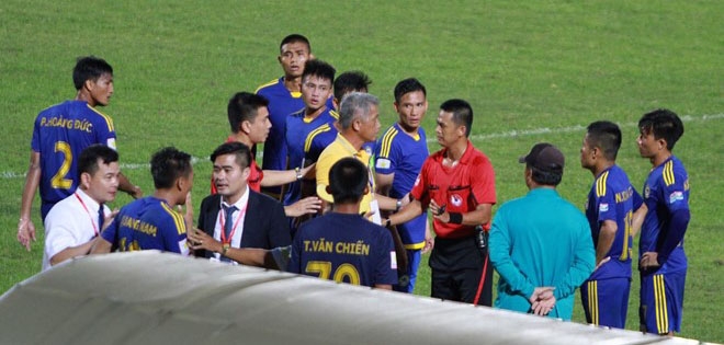 Cầu thủ Quang Nam: 'Tôi không phục quyết định của trọng tài'