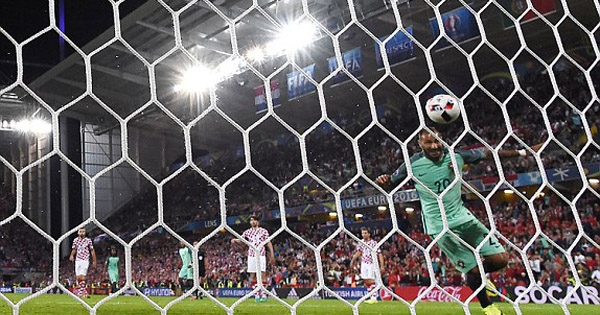 Người hùng Quaresma đưa Bồ Đào Nha vào tứ kết