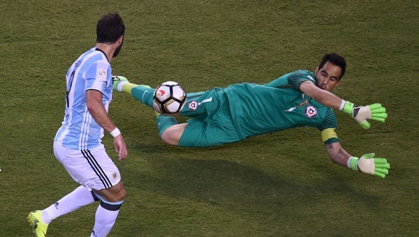 VIDEO: Higuain sắm vai tội đồ với pha bỏ lỡ không tưởng