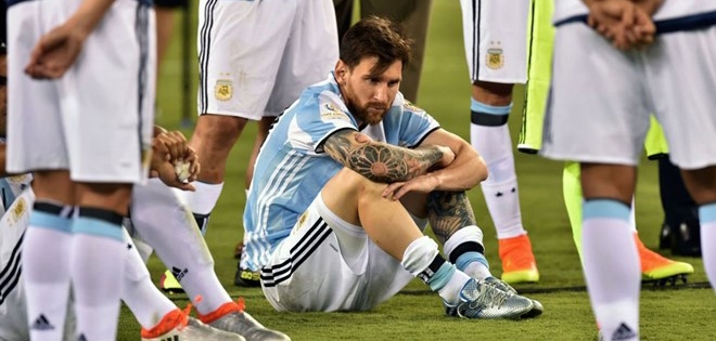 Tổng thống Argentina 'nài nỉ' Messi không giải nghệ