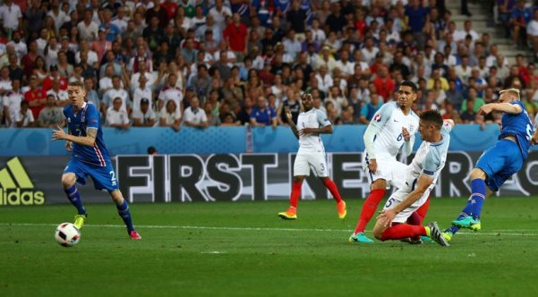 VIDEO: Joe Hart mắc lỗi giúp Iceland vươn lên dẫn trước