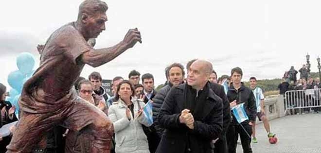 Chính quyền Argentina dựng tượng, phát động chiến dịch ngăn Messi rời ĐTQG