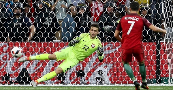 Ronaldo không dám xem đồng đội sút penalty