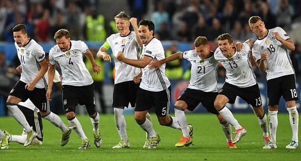 Đức tiến vào bán kết sau loạt sút luân lưu kịch tính