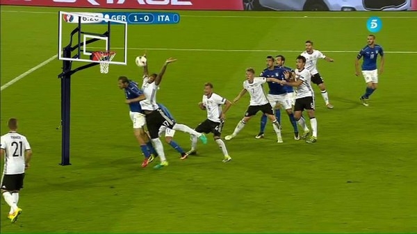 Phạm lỗi vô duyên, Boateng trở thành trò cười của cộng đồng mạng