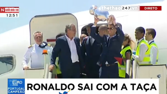 VIDEO: Ronaldo và đồng đội trở về như những người hùng
