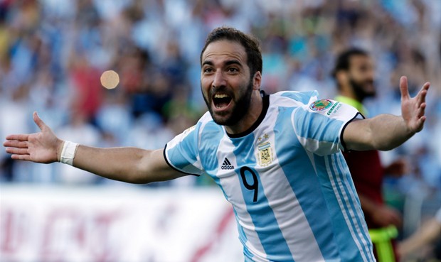 Vượt mặt Arsenal, Juventus đạt thỏa thuận chiêu mộ Higuain