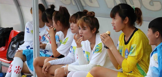 Cầu thủ nữ ăn bánh mì, tát nước để thi đấu tại giải VĐQG