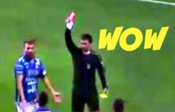 VIDEO: Cầu thủ nhận thẻ đỏ hy hữu vì ăn mừng kiểu 'tự sướng'