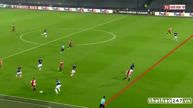 VIDEO: Pha ghi bàn việt vị khiến MU thua oan trước Feyenoord