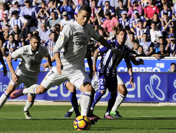 VIDEO: Ronaldo lập siêu phẩm từ ngoài vòng cấm nâng tỷ số lên 2-1
