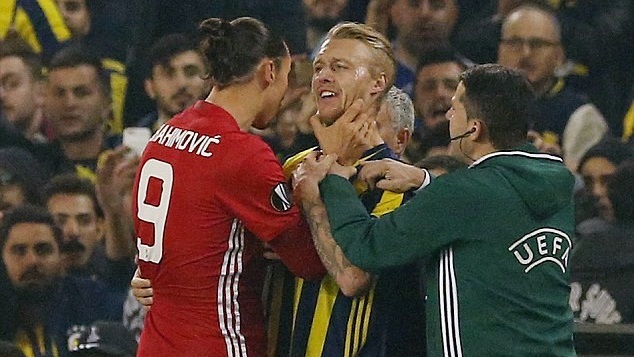 UEFA chính thức ra án phạt vụ gây rối của Ibra