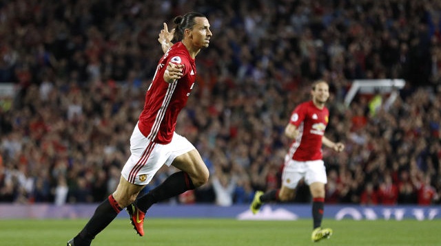 Ibra lập kỷ lục sau cú đúp bàn thắng vào lưới Swansea