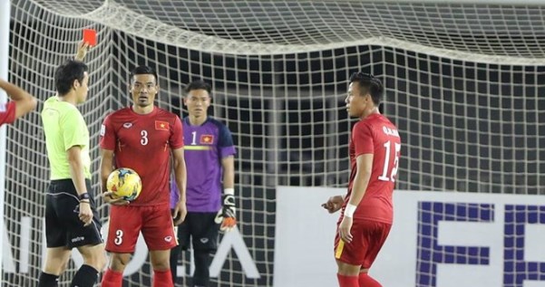 VIDEO: Đình Luật nhận thẻ đỏ trực tiếp ngay phút thứ 7