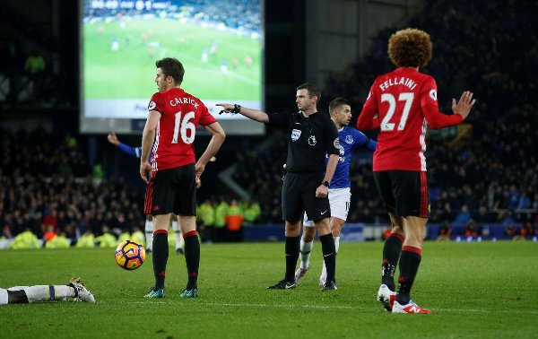 Chùm ảnh: Bi kịch của Fellaini tại Goodison Park