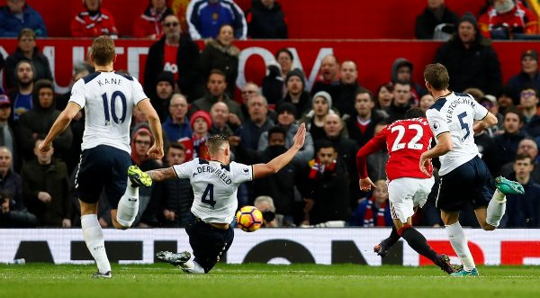 Mkhitaryan ghi bàn thắng ra mắt Premier League