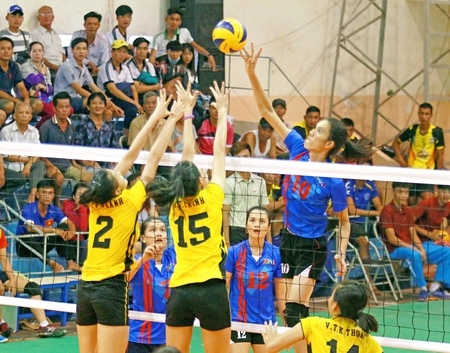 Video: Bích Tuyền dội mưa bom trước hàng chắn Thanh Hóa