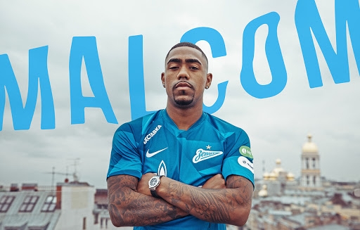Bị cách ly, cựu sao Barca được máy bay đem 'quà' đến tận nhà