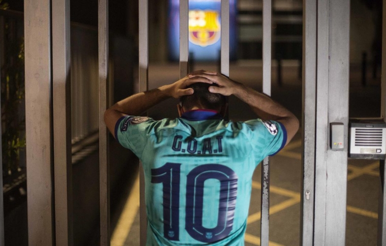 Nhói lòng hình ảnh CĐV Barca quỳ gối, bật khóc vì Messi