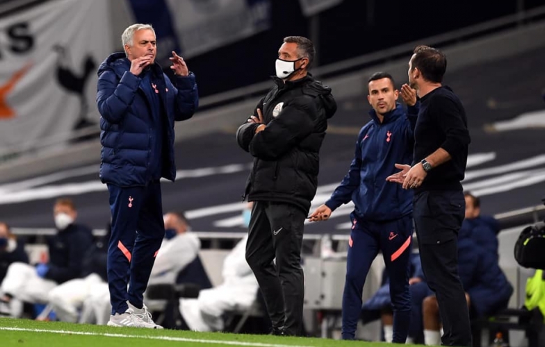 HY HỮU: Mourinho đích thân vào nhà WC gọi học trò ra sân