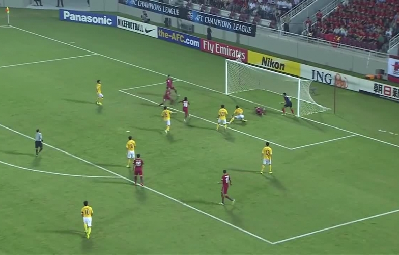 VIDEO: Khó tin với khung thành ma ám 3 lần từ chối bàn thắng mười mươi