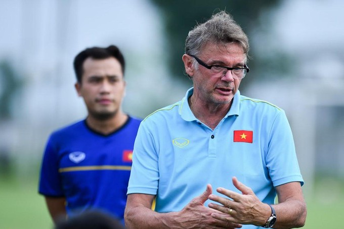 HLV Troussier có thể đổ bể kế hoạch vì quyết định từ AFC