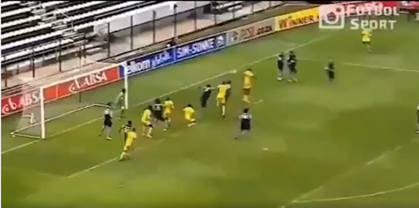 VIDEO: Tình huống lộn xộn trong vòng cấm và cái kết đẹp mắt bất ngờ