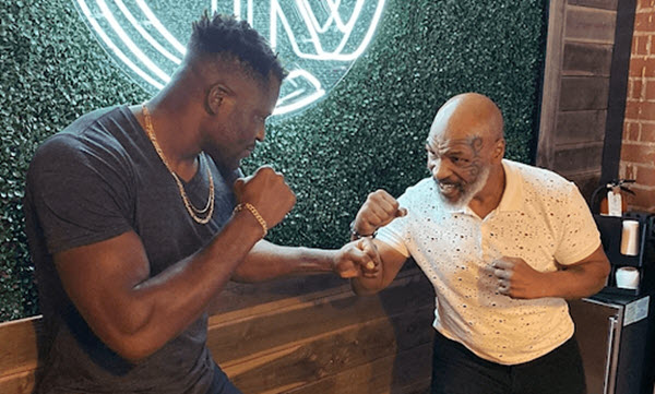 VIDEO: Mike Tyson 'truyền bí kíp' cho ngôi sao UFC