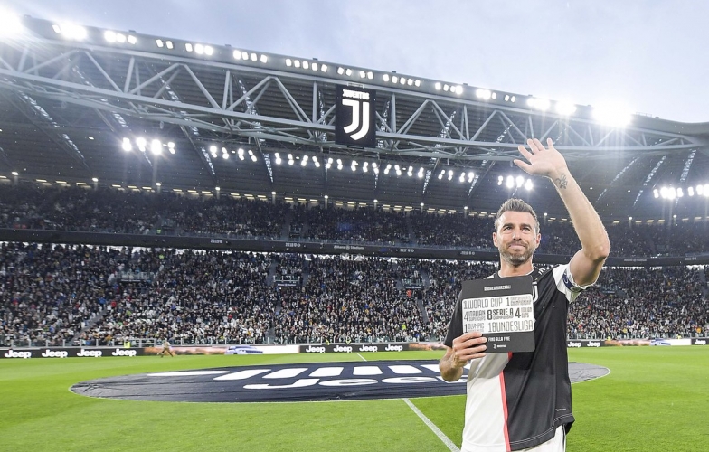 VIDEO: Barzagli bật khóc trong ngày chia tay Juventus