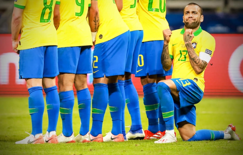 Biểu cảm 'khó đỡ' của Dani Alves khi Messi chuẩn bị đá phạt