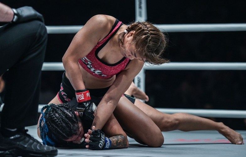 VIDEO: Nữ hoàng Muay Thái tung mưa đòn hủy diệt đối thủ ở ONE Championship