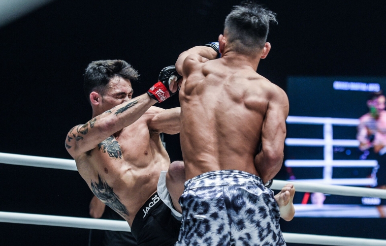 VIDEO: Thành Lê ra đòn búa tạ, giành hat-trick thắng knock-out