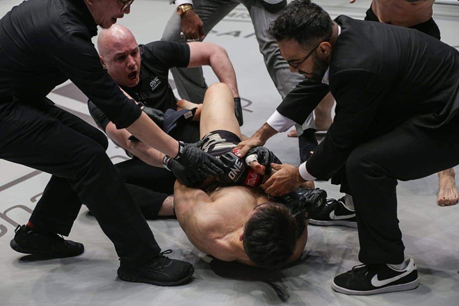 VIDEO: Thua knock-out, võ sĩ Trung Quốc đánh luôn trọng tài