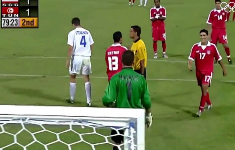 Trọng tài 'khó tính' và quả penalty dài nhất lịch sử bóng đá