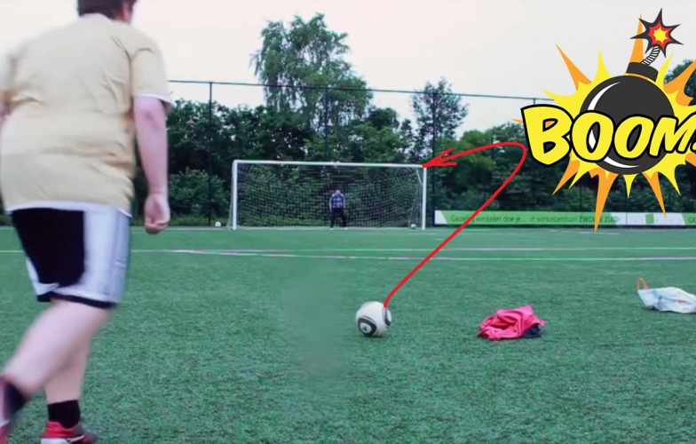 VIDEO: Cầu thủ ngoại cỡ sút phạt như 'tên lửa đạn đạo'