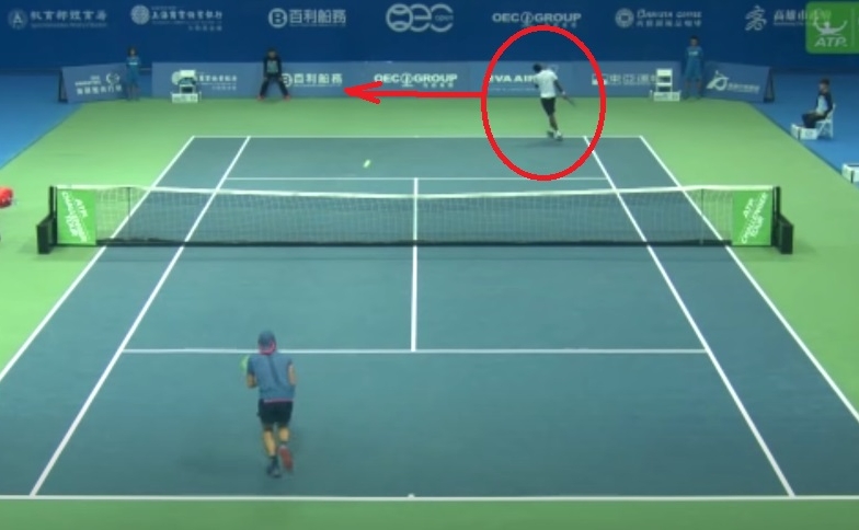 VIDEO: Cú đánh tennis kiểu 'khổ nhục kế' khiến đối thủ đập vợt
