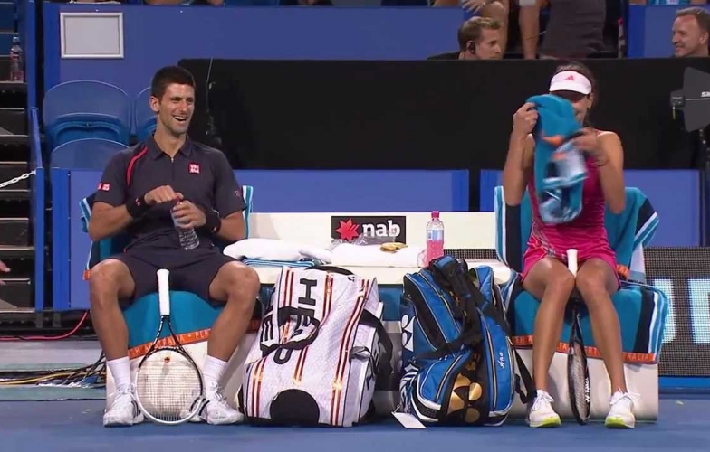 VIDEO: Djokovic bị đồng đội nữ đánh trúng người vì 'nhố nhăng'