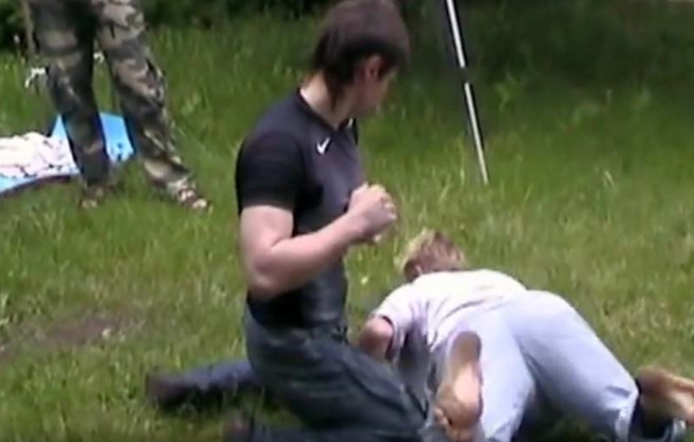 Giơ mặt cho đối thủ đấm, võ sư truyền điện nhận cái kết bẽ bàng