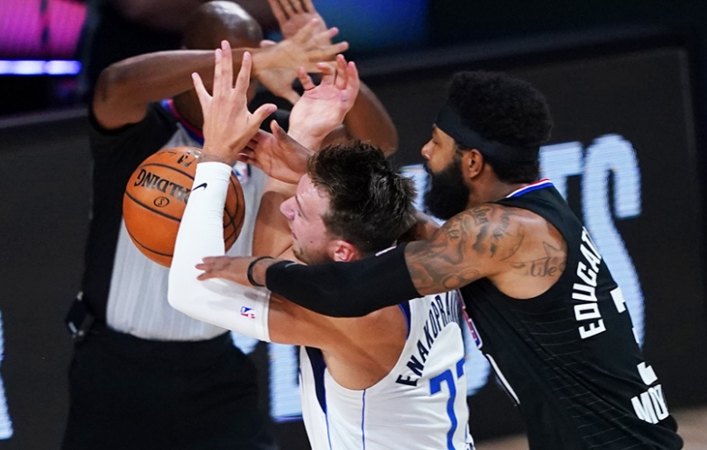 Cận cảnh pha bóng thô bạo của Marcus Morris với Luka Doncic