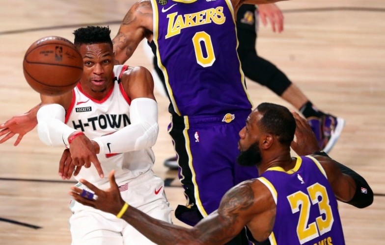 LeBron James bất lực nhìn Lakers thua trận bán kết đầu tiên