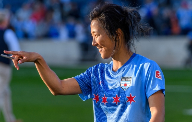 Nữ tuyển thủ quốc gia Nhật Bản thi đấu cho đội bóng nam