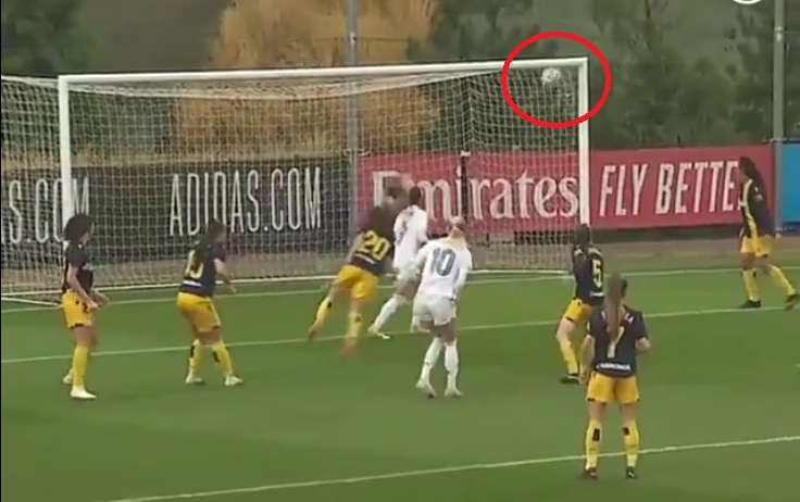 VIDEO: Siêu sao nữ loại bỏ 4 hậu vệ rồi dứt điểm 'không đỡ nổi'