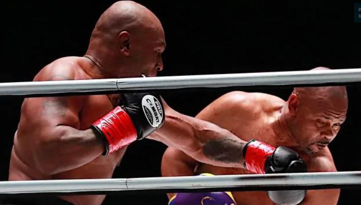 VIDEO: Mike Tyson tái xuất sau 15 năm, đấu 8 hiệp mãn nhãn