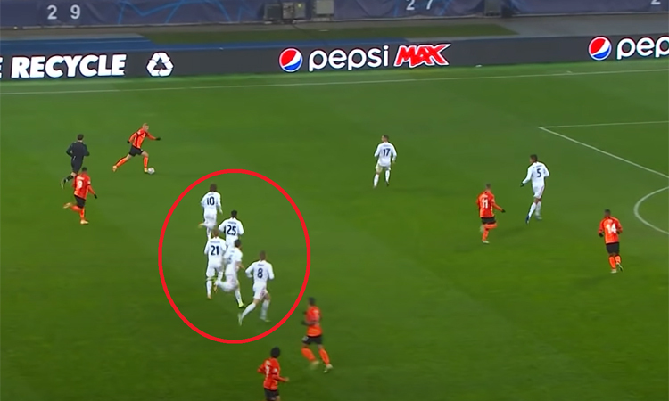 Pha phòng ngự 'đi vào lòng đất' của 5 cầu thủ Real Madrid