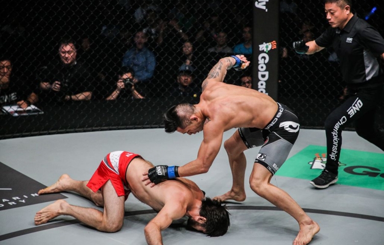 Một đấm vỡ quai hàm, Martin Nguyễn 'báo thù' thành công nhà vô địch bất bại