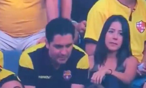 CĐV bóng đá bị camera ghi lại cảnh ngoại tình trên khán đài