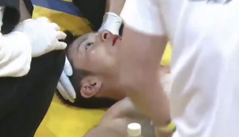 VIDEO: Võ sĩ tung cú đấm kinh hoàng khiến đối thủ mất ý thức hoàn toàn