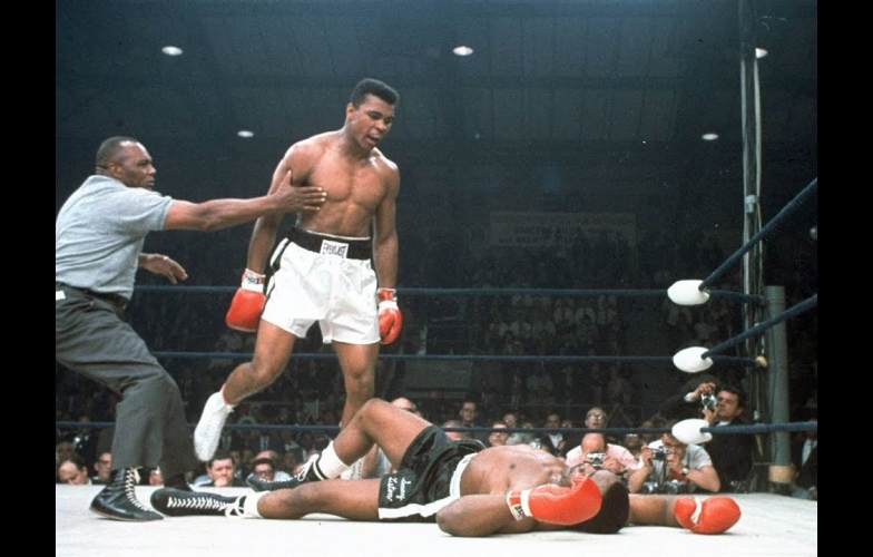VIDEO: Huyền thoại Muhammad Ali và 10 pha nốc ao kinh điển