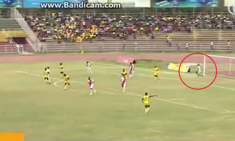 HI HỮU: Thủ môn 'quáng gà' nhìn nhầm khung thành và cái kết